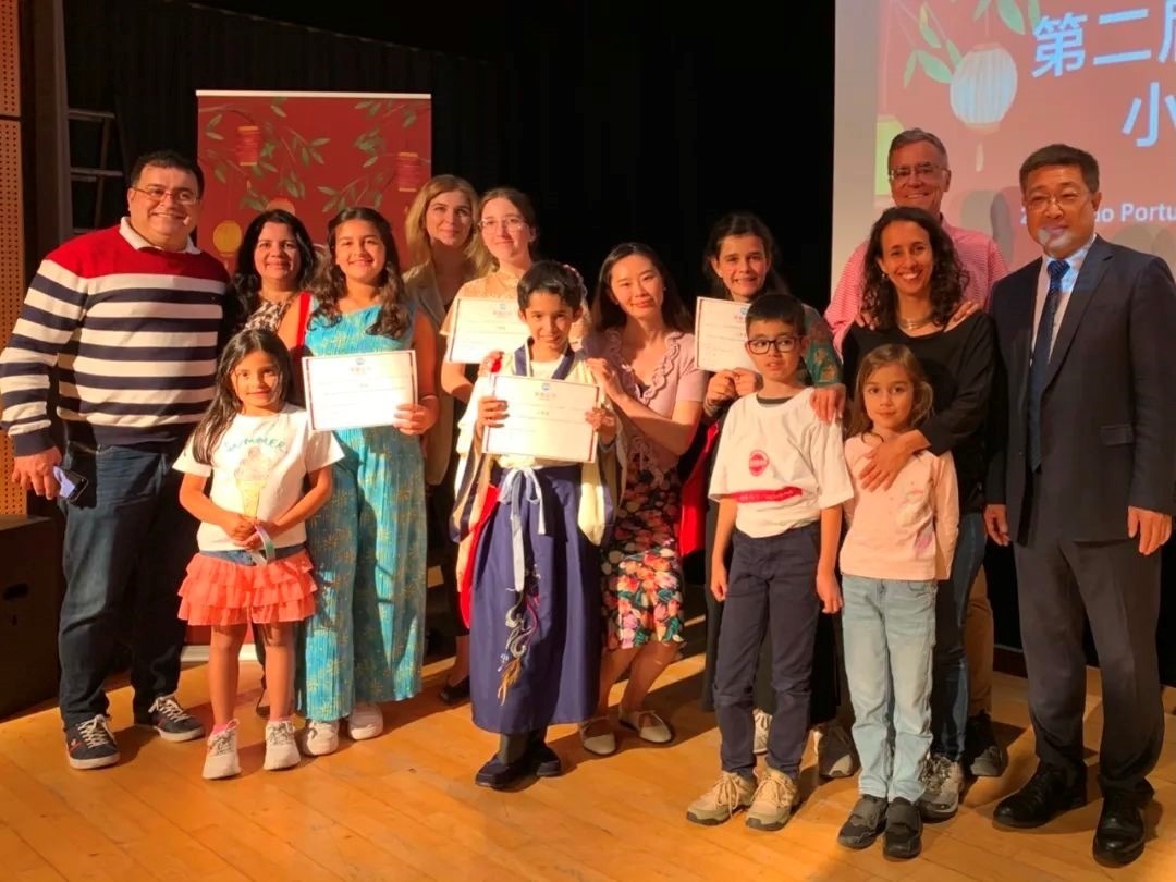葡萄牙圣托馬斯孔子課堂第二屆“漢語橋”小學(xué)生中文秀比賽。圖片來源：里斯本大學(xué)孔子學(xué)院公眾號(hào)。