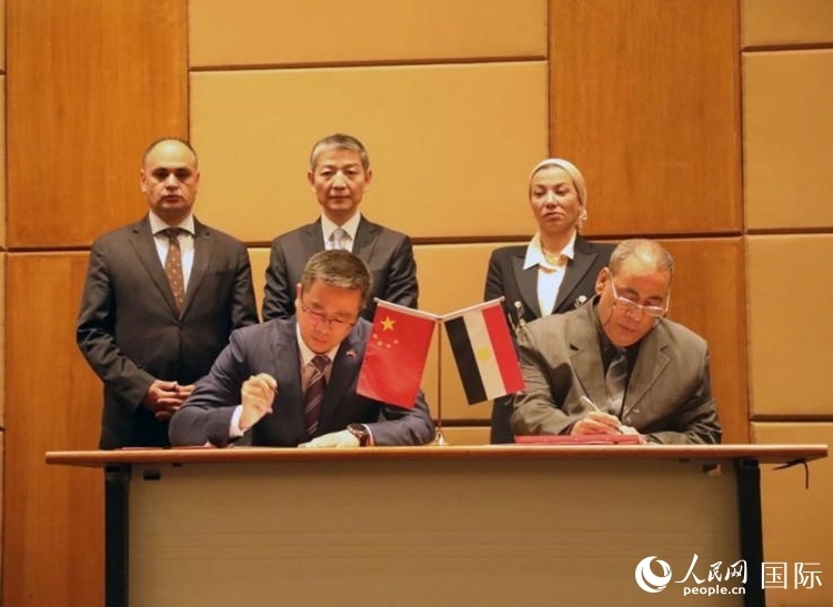 中國駐埃及使館公使張朝陽與埃環(huán)境事務(wù)署工程和項(xiàng)目管理局局長阿卜杜勒阿齊茲簽署交接證書。沈小曉攝