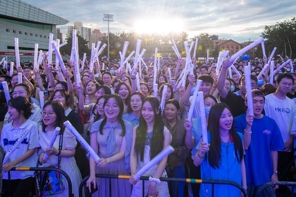 場下觀眾十分熱情。人民網(wǎng)記者 翁奇羽攝