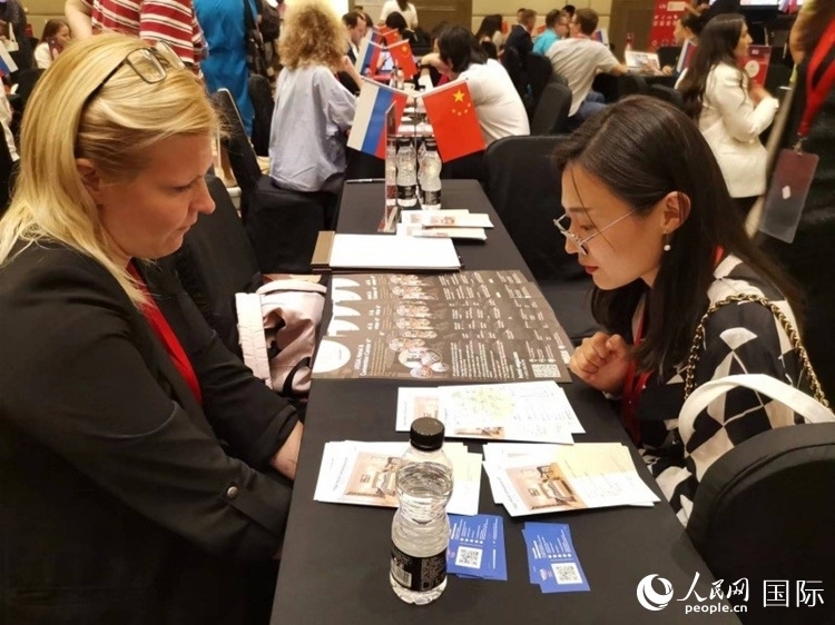 中俄旅游行業(yè)代表在北京路演活動(dòng)現(xiàn)場(chǎng)面對(duì)面溝通。人民網(wǎng)記者 楊倩攝