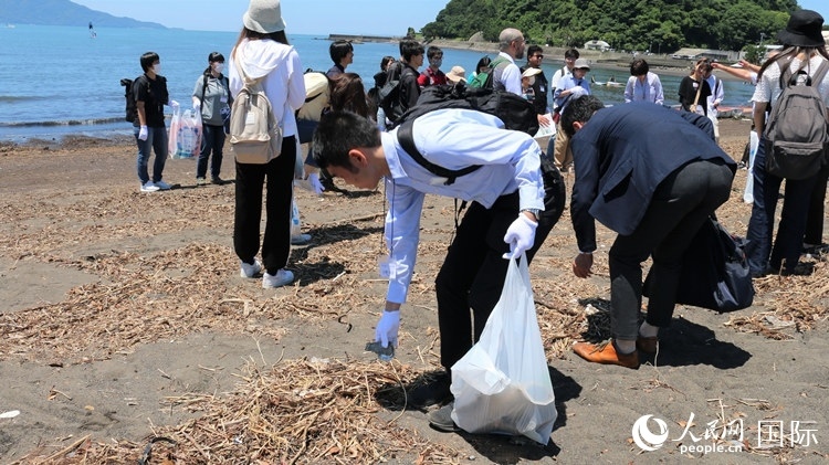 學(xué)生們體驗(yàn)海岸清掃。人民網(wǎng) 許可攝