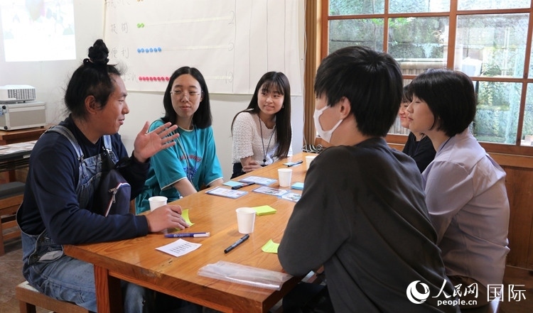 通過卡片游戲，模擬如何解決海洋垃圾問題。人民網(wǎng) 許可攝