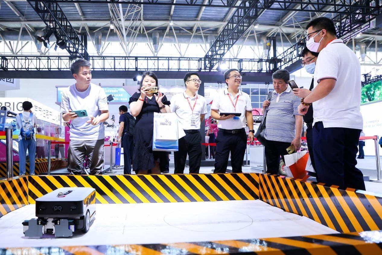 講解員向觀眾介紹智能劃線機器人。來源：受訪方供圖