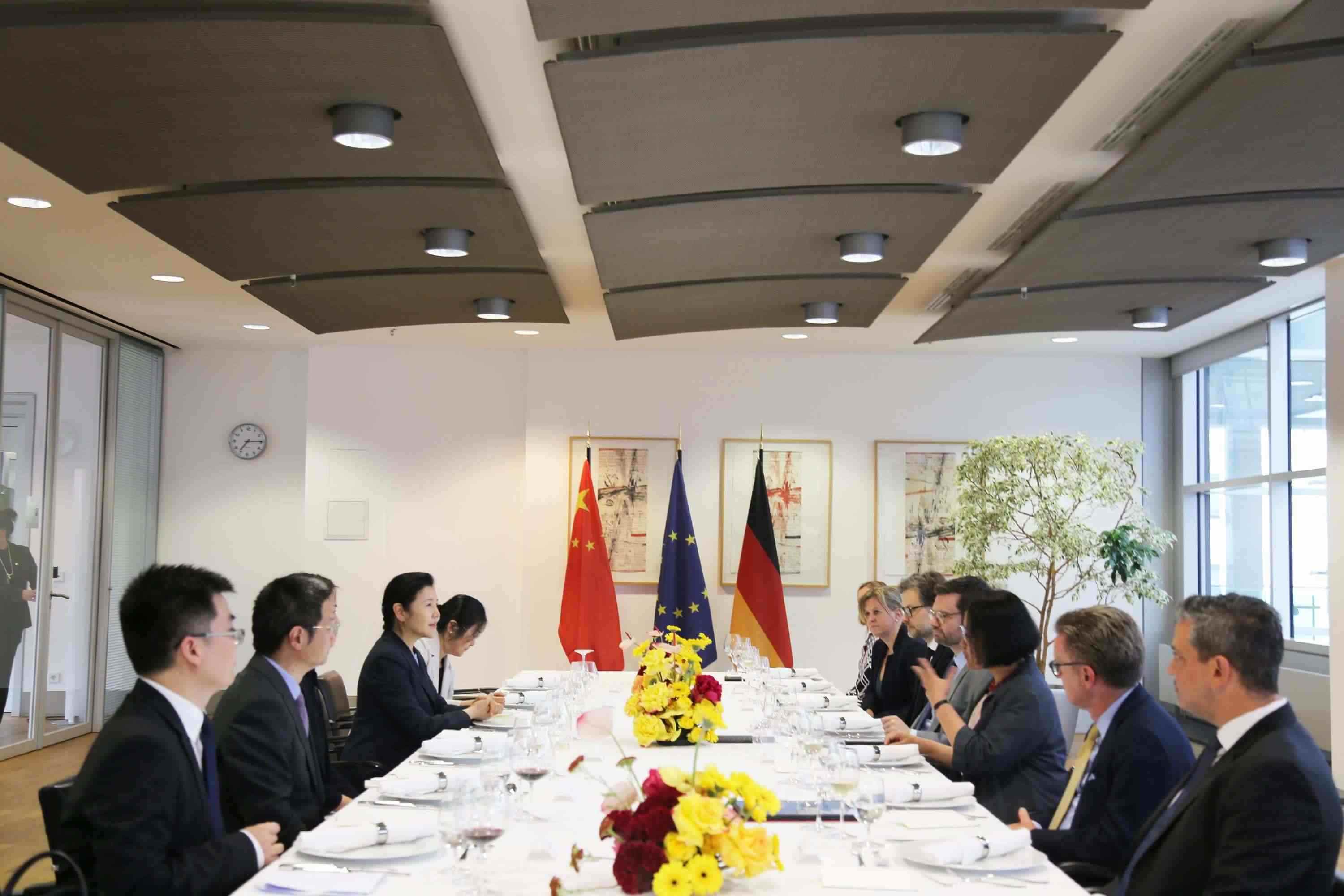 司法部長賀榮與德國聯(lián)邦司法部長布施曼舉行會談。