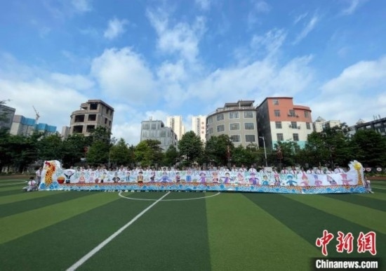 圖為學(xué)生們展示剛完成的長(zhǎng)卷。 興業(yè)縣融媒體中心供圖