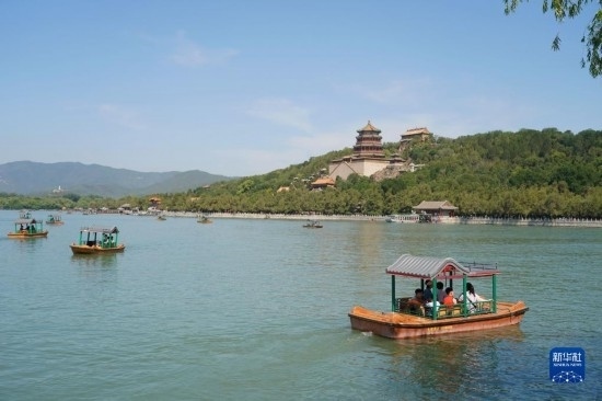 6月22日，游人在北京頤和園乘坐游船。新華社記者 任超 攝
