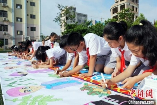 圖為學(xué)生們用手中畫(huà)筆在進(jìn)行創(chuàng)作。 興業(yè)縣融媒體中心供圖