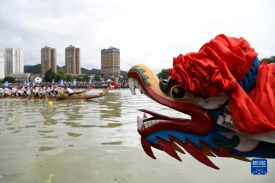 6月23日，在貴州省黔東南苗族侗族自治州施秉縣舉行的獨木龍舟節(jié)上，獨木龍舟進行比賽。