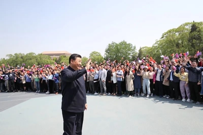 2021年4月19日，在清華大學(xué)建校110周年校慶日即將來(lái)臨之際，習(xí)近平來(lái)到清華大學(xué)考察。圖為習(xí)近平離開(kāi)學(xué)校時(shí)，同師生們揮手致意。新華社記者 鞠鵬 攝