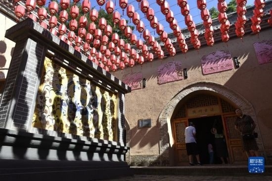 6月23日，游人在三門(mén)峽市陜州地坑院景區(qū)內(nèi)游覽。