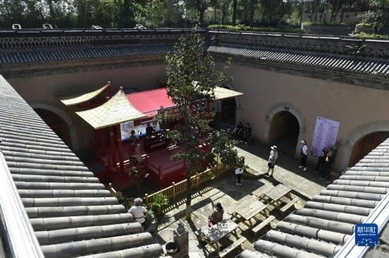 6月23日，游人在三門(mén)峽市陜州地坑院景區(qū)內(nèi)游覽。