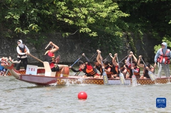 6月23日，在江蘇省宜興市舉行的龍舟競渡賽中，參賽選手們奮力拼搏。