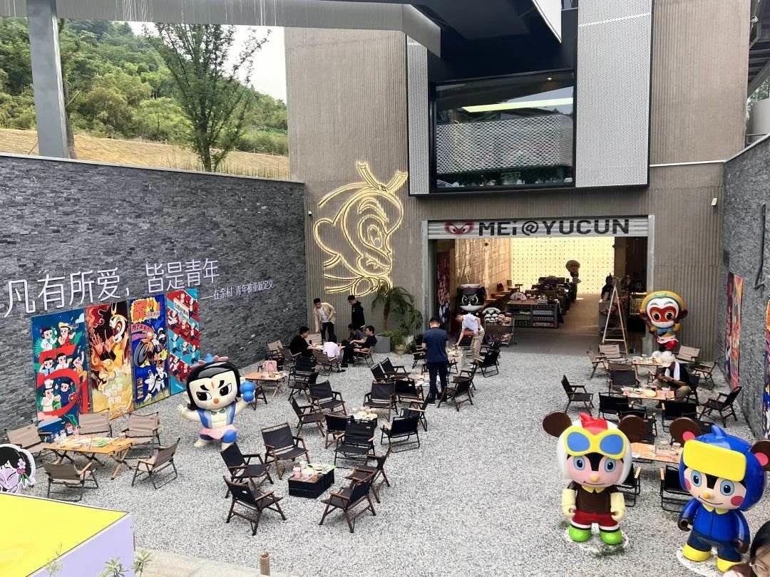 在浙江省湖州市安吉縣天荒坪鎮(zhèn)余村拍攝的國漫主題咖啡店。銳聆 攝