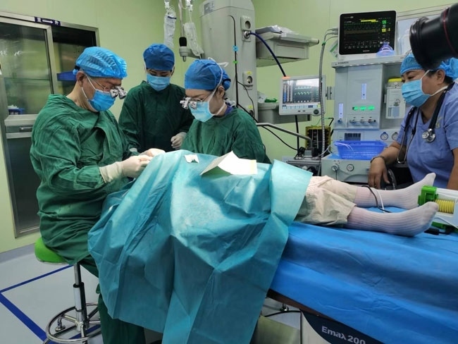 5歲的丹增貴吉正接受雙眼斜視矯正手術。人民網記者 李棟攝