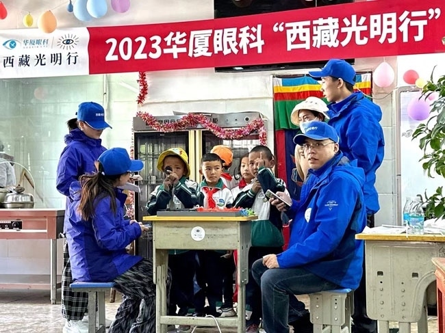 華廈眼科醫(yī)務人員對當地少年兒童進行近視、弱視、斜視篩查。人民網記者 李棟攝