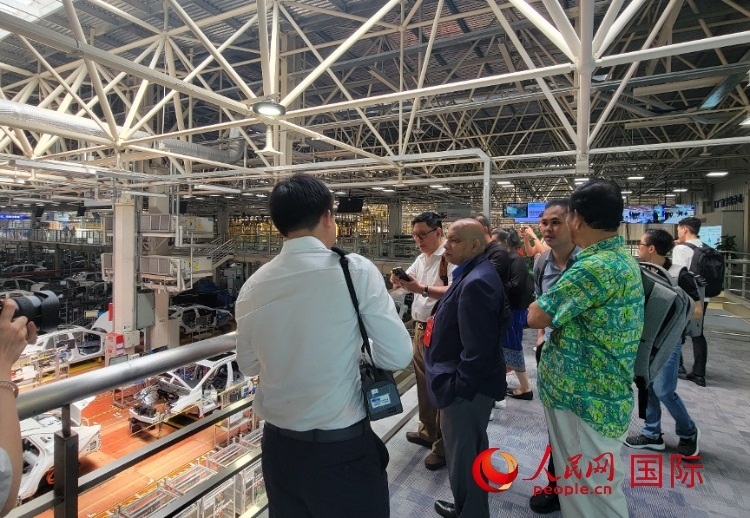 外媒記者在廣汽埃安車間參觀。人民網(wǎng) 寧玉瑛攝