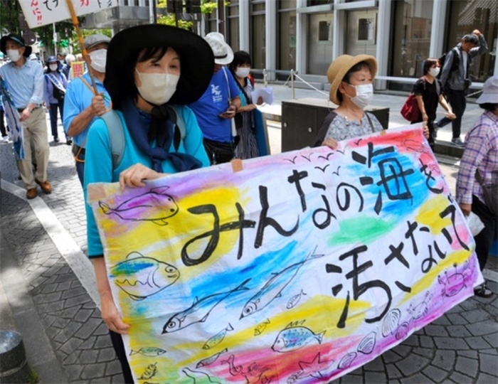 2023年6月20日，日本民眾在福島縣政府周圍舉行抗議活動，強烈反對核污水排海計劃，呼吁保護漁業(yè)資源。圖片來源：《朝日新聞》
