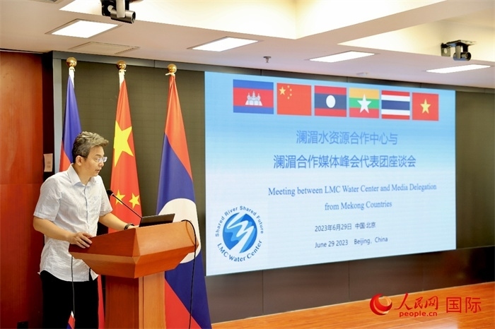 由瀾湄六國(guó)有關(guān)部門(mén)及主流媒體等組成的采訪團(tuán)與中方代表在瀾湄水資源合作中心舉行座談會(huì)。水利部國(guó)際合作與科技司副司長(zhǎng)、一級(jí)巡視員、瀾湄水資源合作聯(lián)合工作組中方組長(zhǎng)李戈發(fā)表講話。（人民網(wǎng) 李世奇攝）