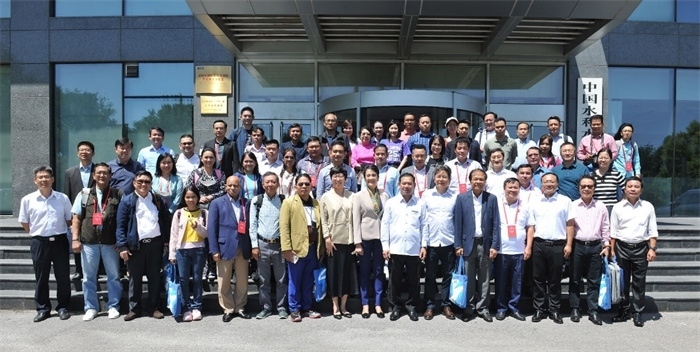 由瀾湄六國(guó)有關(guān)部門(mén)及主流媒體等組成的采訪團(tuán)與中方代表在瀾湄水資源合作中心門(mén)口合影。（瀾湄水資源合作中心供圖）