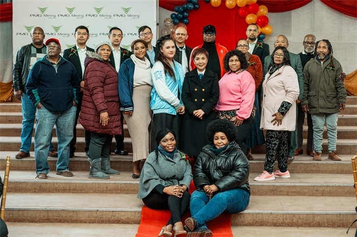 PMG礦業(yè)公司股東和管理團(tuán)隊和演講嘉賓合影。（圖片來源：廣西大錳南非PMG礦業(yè)有限公司）