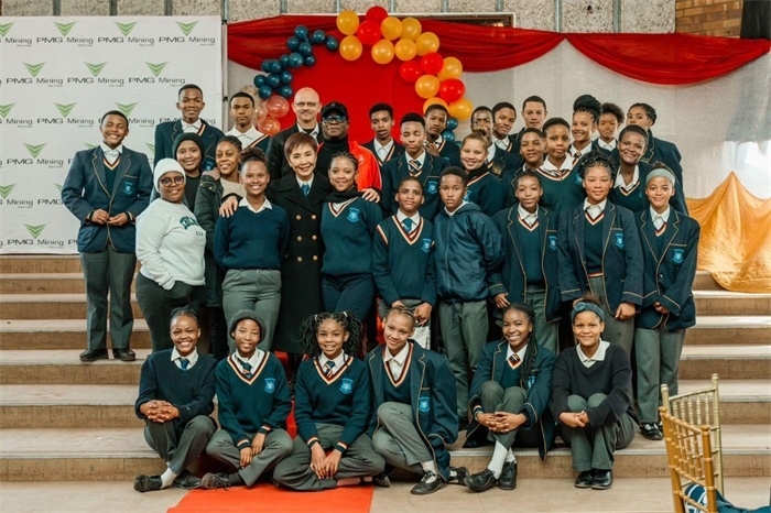 Blinkklip高中的學(xué)生們。（圖片來源：廣西大錳南非PMG礦業(yè)有限公司）
