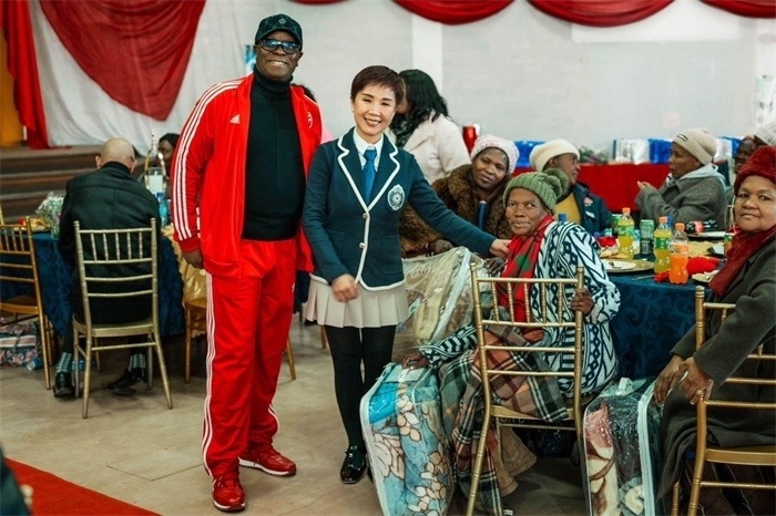 Micheal Mohala中將、黃琳與社區(qū)老人合影。（圖片來源：廣西大錳南非PMG礦業(yè)有限公司）