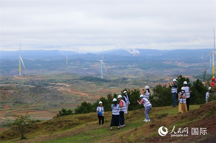 瀾湄記者團(tuán)在富源西風(fēng)電基地拍照“打卡”。（人民網(wǎng) 李發(fā)興攝）
