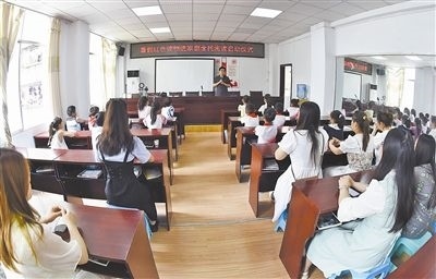  圖②：法院干警向參加活動(dòng)的學(xué)生和家長講解暑假安全教育知識(shí)。