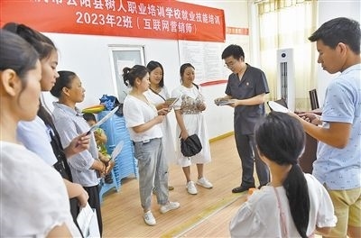  圖③：法院干警現(xiàn)場指導(dǎo)鄉(xiāng)村“代理家長”如何正確管護(hù)留守兒童。