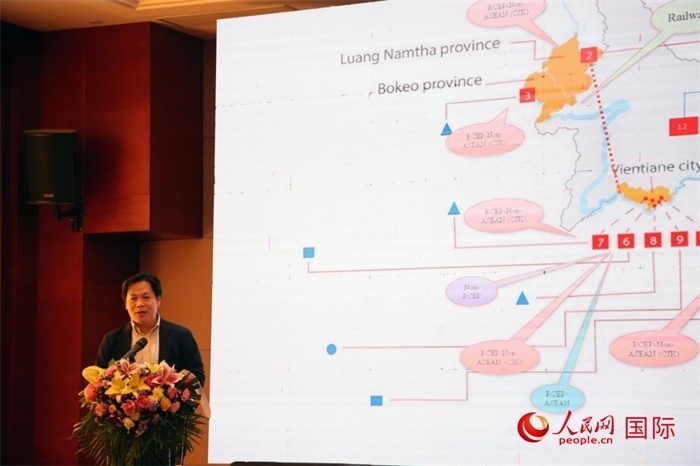 老撾計(jì)劃與投資部發(fā)展研究院院長(zhǎng)史提羅斯·拉斯福尼在活動(dòng)現(xiàn)場(chǎng)發(fā)言。人民網(wǎng)記者楊一攝