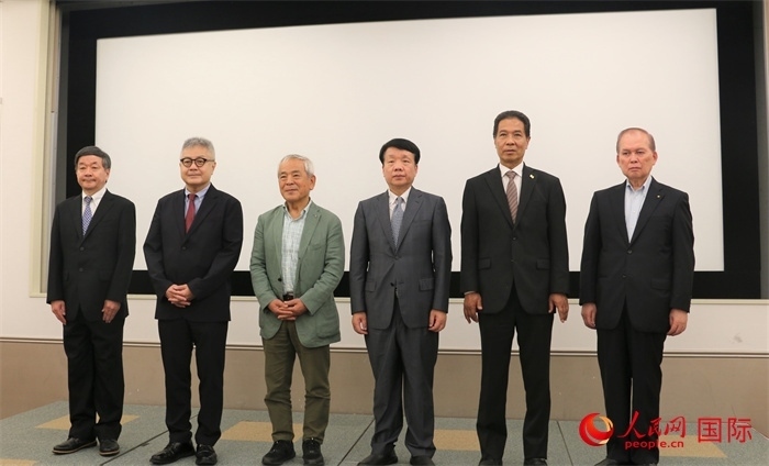 主辦方與嘉賓合影。（人民網(wǎng) 許可攝）