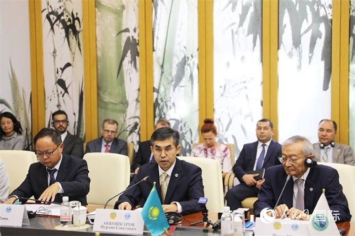 哈薩克斯坦常駐上合組織秘書處代表努爾蘭·阿科什卡羅夫介紹哈薩克斯坦接任輪值主席國后的優(yōu)先工作。人民網(wǎng) 俄布拉依攝