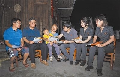 “法治屋場會(huì)”上，法院黨員志愿服務(wù)隊(duì)在給種植戶普及法律知識(shí)。