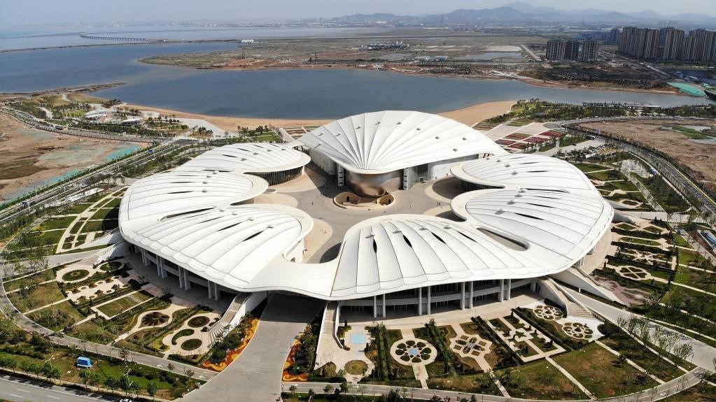 位于中國－上海合作組織地方經(jīng)貿(mào)合作示范區(qū)的青島·上合之珠國際博覽中心。新華社記者 李紫恒 攝