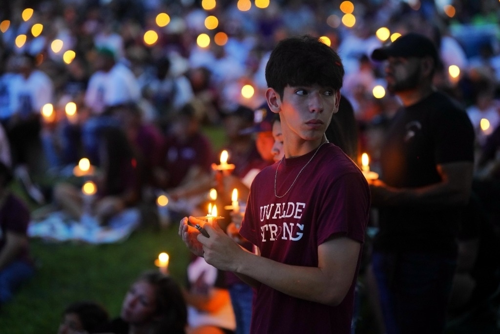 5月24日，在美國得克薩斯州小城尤瓦爾迪，人們參加守夜儀式悼念校園槍擊遇害者。當(dāng)日是美國尤瓦爾迪大規(guī)模校園槍擊事件一周年。新華社記者吳曉凌攝