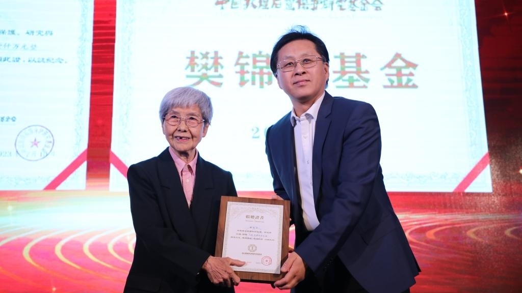 國家文物局黨組成員、副局長解冰（右）為樊錦詩（左）頒發(fā)捐贈證書。新華社記者張睿 攝