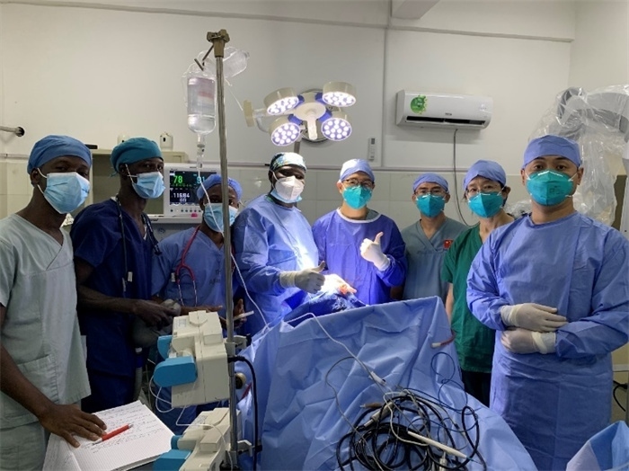 腦膿腫手術(shù)成功，全體參與手術(shù)的醫(yī)務(wù)工作者合影留念。中國第二十九批援幾內(nèi)亞醫(yī)療隊(duì)供圖