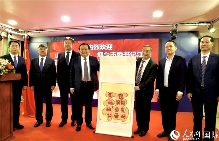 參加座談會(huì)的主要嘉賓合影留念。人民網(wǎng)記者宋亦然攝