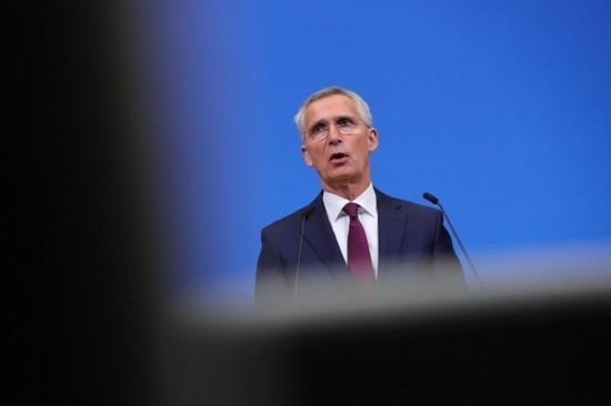 7月6日，在比利時(shí)布魯塞爾的北約總部，北約秘書長斯托爾滕貝格在會(huì)議后召開新聞發(fā)布會(huì)。新華社記者鄭煥松攝