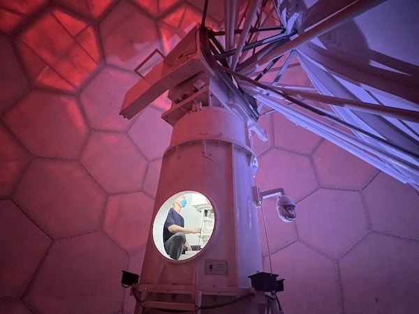 寧德國(guó)家天氣雷達(dá)站工作人員正在清洗雷達(dá)滑環(huán)。人民網(wǎng)高清揚(yáng)攝