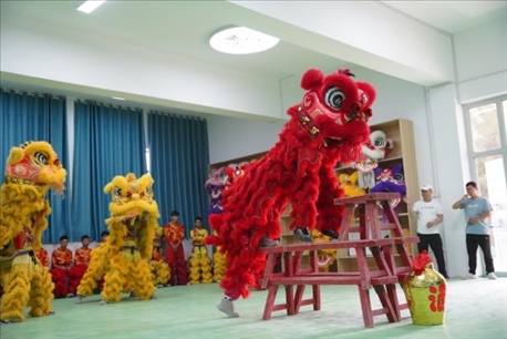 開課儀式現(xiàn)場(chǎng)，疏附縣第一中學(xué)舞獅隊(duì)的醒獅表演。