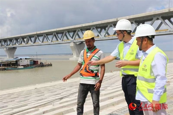 孟加拉國帕德瑪大橋河道整治工程北岸整治區(qū)域長1.5千米，南岸長11.5千米，是目前世界上規(guī)模最大的河道整治工程。人民網(wǎng)記者 孫廣勇攝