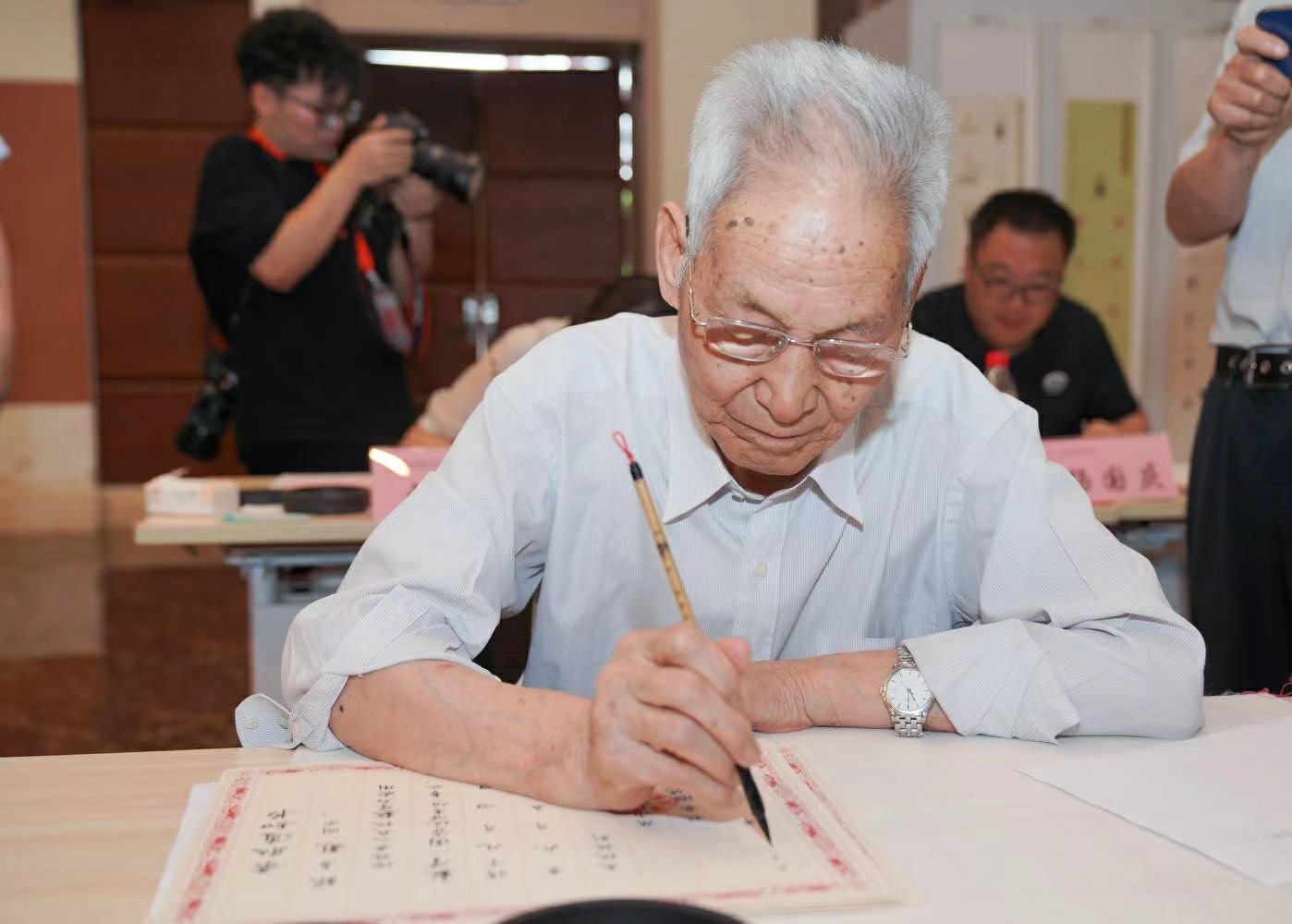 老教授們用毛筆書寫2023級(jí)新生錄取通知書。校方供圖