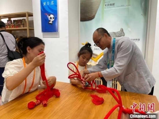 市民體驗(yàn)制作吉祥如意結(jié)。祝歡 攝