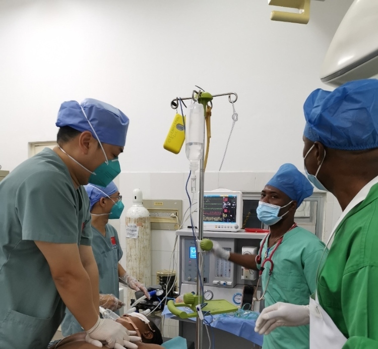 麻醉科李學(xué)斌醫(yī)生和手術(shù)室護士趙鈺進行復(fù)蘇搶救。中國第二十九批援幾內(nèi)亞醫(yī)療隊供圖