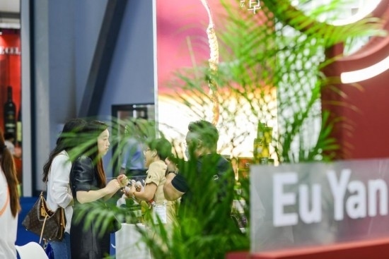 RCEP成員國(guó)企業(yè)亮相第三屆消博會(huì)。2023年4月12日，參觀者在新加坡企業(yè)余仁生的展臺(tái)了解產(chǎn)品。新華社記者王澤聰攝