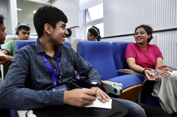 “上合小記者”在中國傳媒大學(xué)外語學(xué)院采訪留學(xué)生。中新社供圖