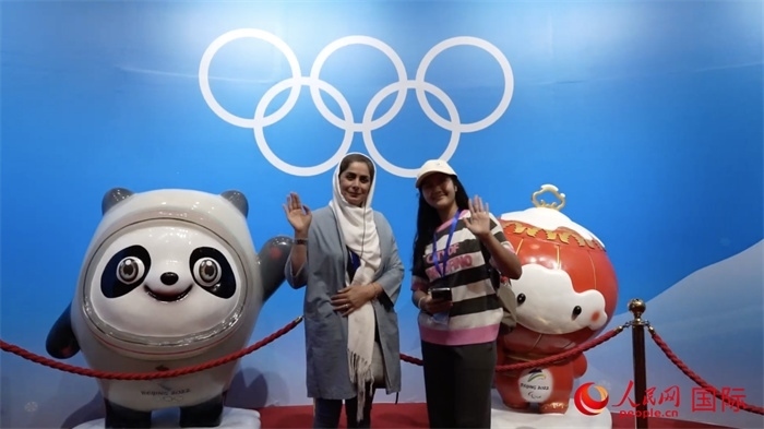 “上合小記者”與2022北京冬奧會(huì)吉祥物合影。實(shí)習(xí)生 方明軒攝
