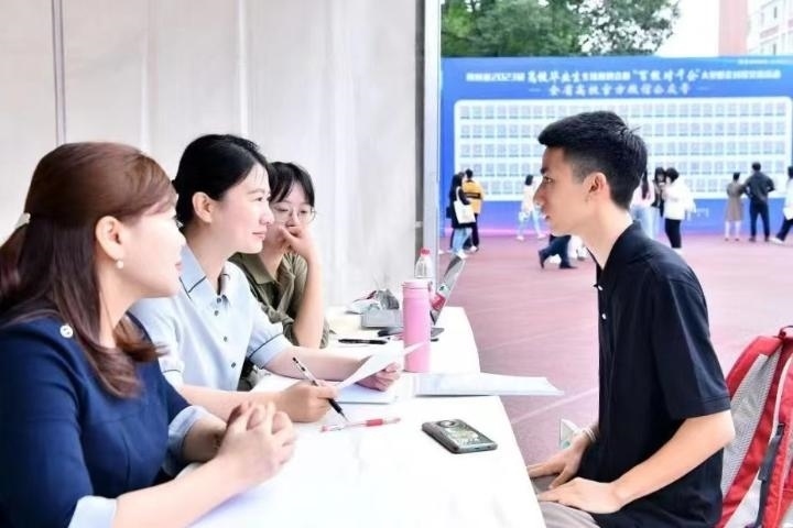 2023年5月7日，四川省2023屆高校畢業(yè)生專場(chǎng)招聘會(huì)暨“百校對(duì)千企”大型校企對(duì)接交流活動(dòng)在成都理工大學(xué)舉行。（四川省教育廳供圖）