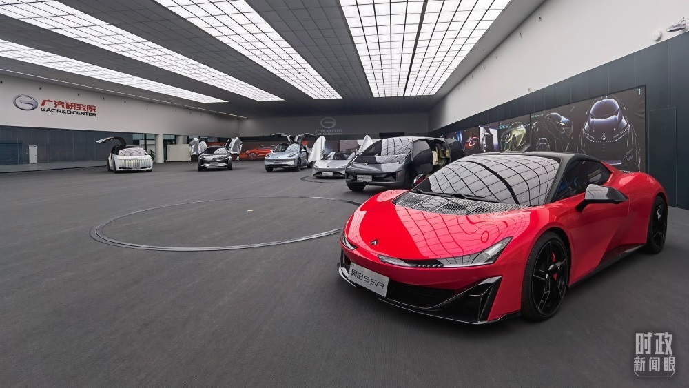 今年4月，習(xí)近平考察廣汽埃安新能源汽車股份有限公司，了解企業(yè)推動制造業(yè)高端化、智能化、綠色化等情況。（總臺央視記者石丞拍攝）